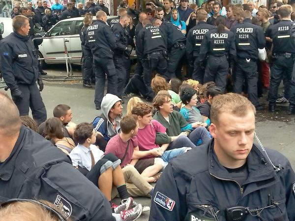 Die Polizei versuchte, eine Sitzblockade in der Wiener Straße aufzulösen.