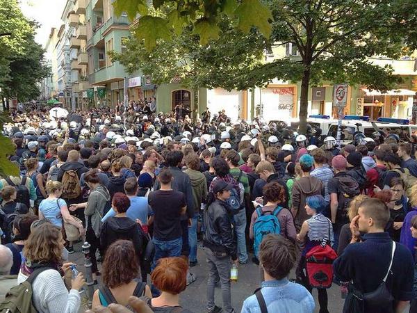 In der Wiener Straße sammeln sich Demonstranten an der Absperrung.
