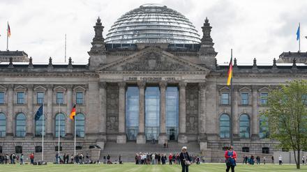 Einen Tag nach den Feierlichkeiten zur Deutschen Einheit soll vor dem Reichstagsgebäude ein Solidaritätskonzert für Flüchtlinge stattfinden.