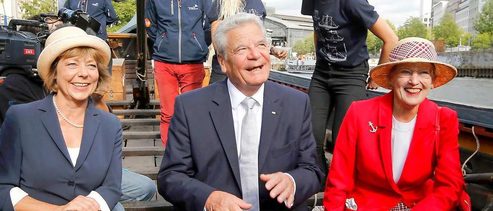 Die dänische Königin Margrethe II. (rechts) besuchte am Dienstag mit Bundespräsident Joachim Gauck und Daniela Schadt das Wikingerschiff.
