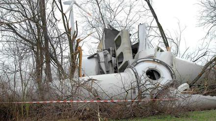 Eine zum großen Teil umgestürzte Windkraftanlage liegt am 13.12.2014 auf einem Feldweg im Windpark bei Koßdorf (Elbe-Elster) im Süden Brandenburgs.