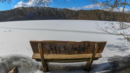 Winter in Brandenburg: Die Mittagssonne scheint über dem zugefrorenen Großen Treppelsee im Naturpark Schlaubetal.
