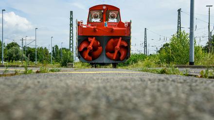 Schneeschleuder in Grunewald. Während der Sommermonate bereitet die Bahn ihren Maschinenpark auf den Wintereinsatz vor.