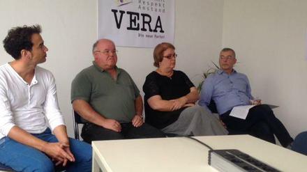 Martin Wittau (rechts) und drei von 15 Mitgliedern der von ihm gegründeten VERA-Partei.