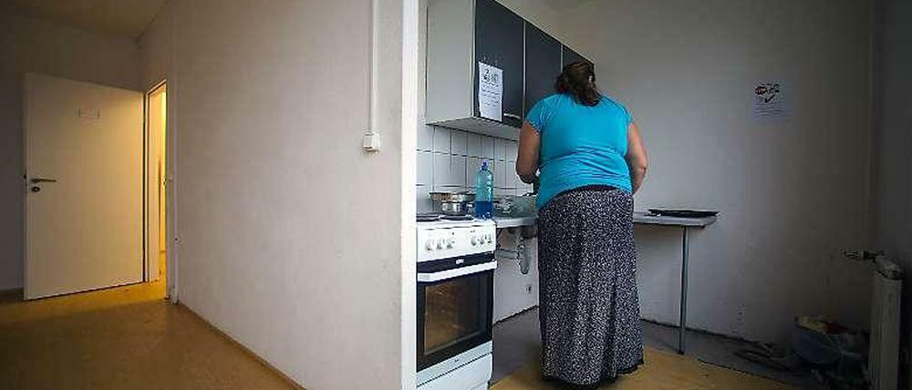 Eine Frau kocht in der Gemeinschaftsküche einer Flüchtlingsunterkunft in Berlin.
