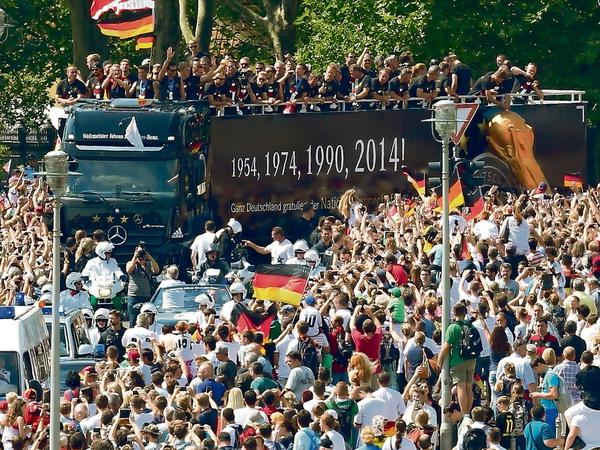 Kein Durchkommen. Hunderttausende bejubelten die Weltmeister auf ihrem Weg zum Brandenburger Tor. 