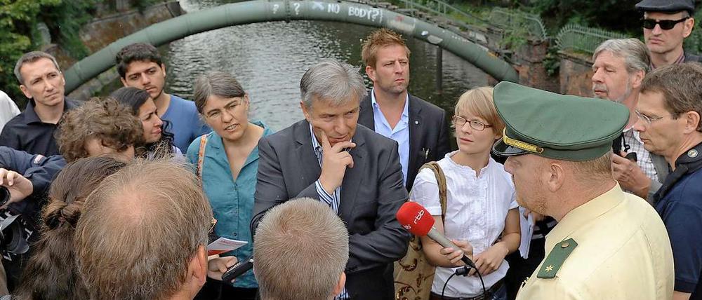 Klaus Wowereit am Mittwoch im Gespräch mit Anwohnern der Admiralbrücke