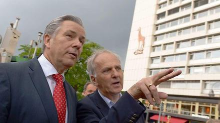 Was gibt's Neues in der City West? Klaus Wowereit (links) und Willy Weiland, Präsident des Hotel- und Gaststättenverbands.