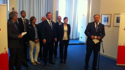 Der Regierende Bürgermeister Klaus Wowereit (r.) präsentiert sein Olympia-Team. 