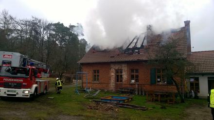 Die Feuerwehr ist dabei, den Brand im alten preußischen Forsthaus Schönhorn zu löschen.