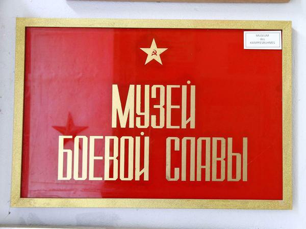 Schilder der Sowjetarmee erinnern an die Vergangenheit. 