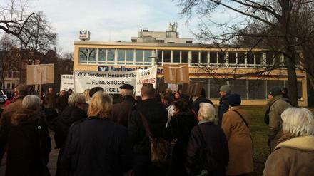 Rund 50 Menschen haben am Dienstag vor der Filiale der Berliner Volksbank in Steglitz demonstriert.