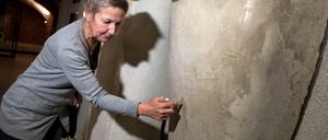 Friederike Seyfried, Direktorin des Ägyptischen Museums, zeigt Spuren am Sarkophag des Propheten Ahmose im Neuen Museum.