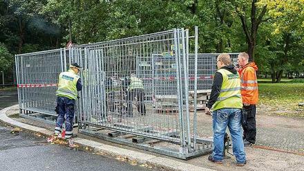 Bauzäune am Tiergarten. Die Veranstalter des Umweltfestes hoffen, dass aufgewertete Bauzäune die Sicherheitsauflagen erfüllen. 