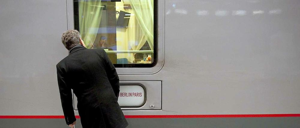 Ein Reisender schaut im Hauptbahnhof in Berlin in einen Zug der wiedereingeführten Zugverbindung zwischen Moskau, Berlin und Paris.