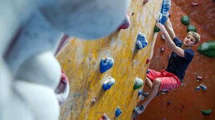Zehnjährige Jungs haben Kraft ohne Ende - auch beim Bouldern. 
