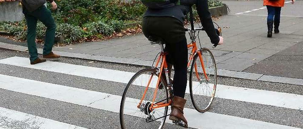 Zebrastreifen helfen Fahrradfahrern und Fußgänger beim Überqueren der Straße.