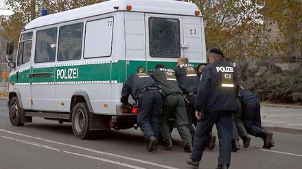 Anschubhilfe. Die Polizei in Berlin setzt auf Teamwork.