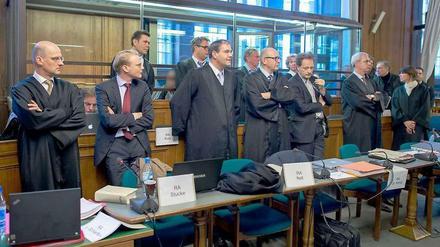 Die Verteidiger und Rechtsanwälte im Gerichtssaal in Berlin-Moabit