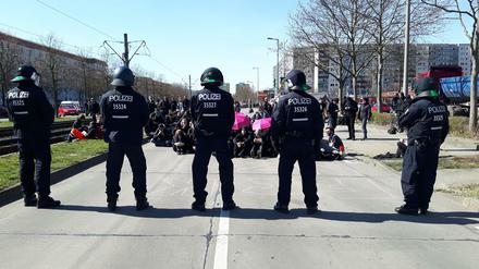 Helm auf an fast jedem Wochenende. Berliner Polizisten sind vor allem durch Demos im Stress. Viele wollen deshalb woanders arbeiten. 