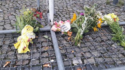 Am frühen Morgen wurden die ersten Blumen vor der Französischen Botschaft am Pariser Platz in Gedenken an die Opfer von Nizza abgelegt. 