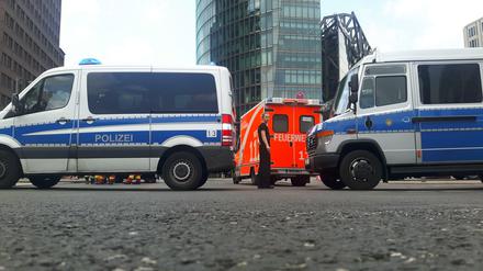 Die Polizei sperrt die Potsdamer Straße. Eine Scheibe am Bahn-Tower drohte herauszufallen. 
