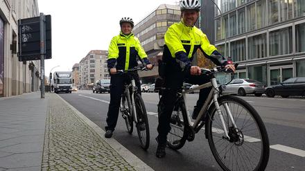 Die Fahrradstaffel der Polizei im Einsatz in der Wilhelmstraße in Mitte.