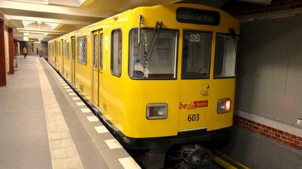Ein Zug des Kleinprofils der BVG steht in einem U-Bahnhof. 