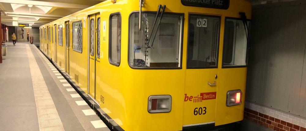 Ein Zug des Kleinprofils der BVG steht in einem U-Bahnhof. 