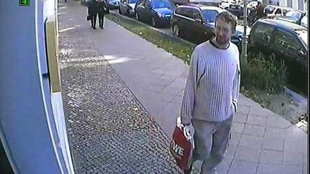Die Polizei sucht diesen Mann - Hinweise auf seine Identität sind bis zu 20.000 Euro wert. 