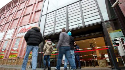 8.12.2013: Am zerstörten Eingang Media-Markt im Berliner Alexa-Einkaufszentrum sieht man noch die Spur des Blitzeinbruchs. Die Täter hatten ein Auto in den Eingang gerammt.