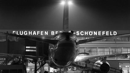 Der Flughafen Berlin-Schönefeld bei Nacht (Archivbild).