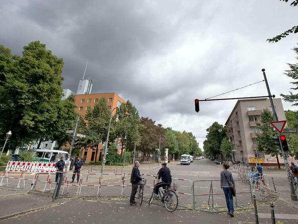 Der Bereich um die Gerhart-Hauptmann-Schule in Kreuzberg ist seit Dienstag weiträumig abgesperrt. Anwohner kommen nur mit Ausweis rein.