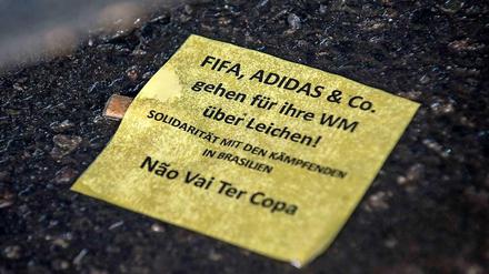 Protest gegen die Fußball-WM und deren Sponsoren