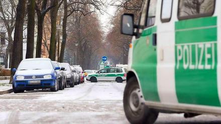 Einsatzfahrzeuge der Polizei bilden einen Sperrkreis um das Entschärfungsgebiet in Berlin-Adlershof.