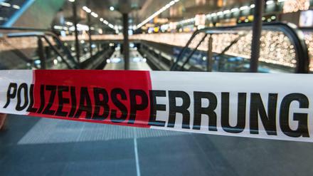 Kein Durchkommen. Im Berliner Hauptbahnhof gab es am Freitag zwei Polizeieinsätze.