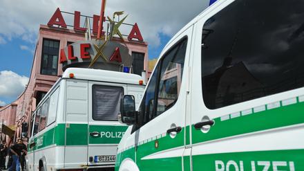 Polizeiwagen stehen vor dem Einkaufszentrum "Alexa" am Alexanderplatz.