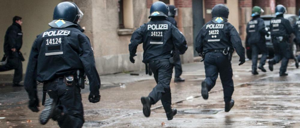 Voller Einsatz. Am Donnerstag hatte Berlins Polizei - hier bei einem früheren Einsatz - mal wieder besonders viel zu tun. 