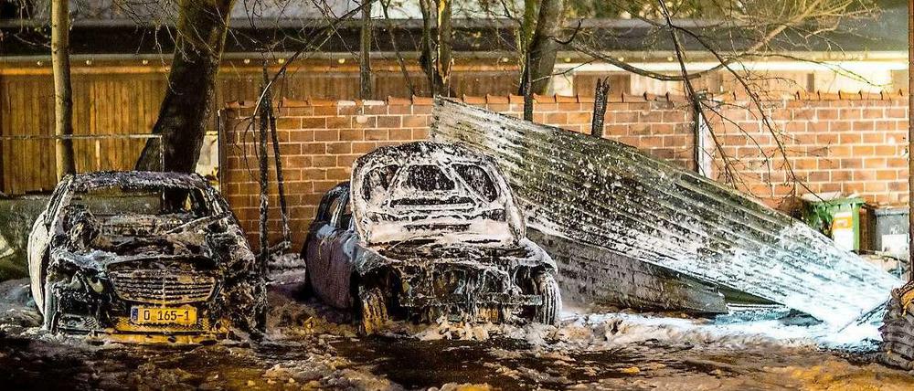 Zwei Fahrezeuge der Botschaft von Kambodascha, ein Mercedes und ein BMW, brannten völlig aus.