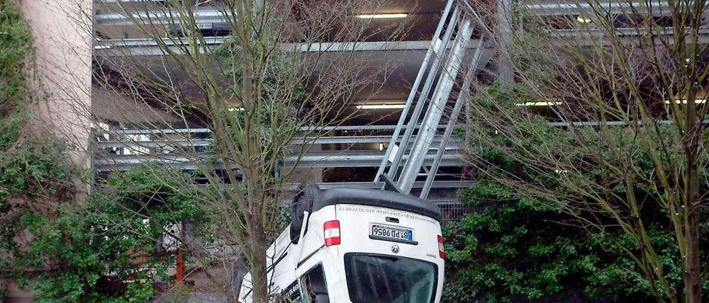 Am Freitagmittag ist ein Autofahrer mit seinem Wagen acht Meter tief aus einem Marzahner Parkhaus gestürzt. 