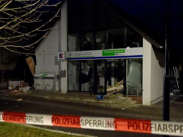 Das Bankgebäude in Groß-Leuthen - mehrere Täter haben in der Nacht die Bank gesprengt. Dabei wurde der Eingangsbereich des Instituts in dem zur Gemeinde Märkische Heide gehörenden Dorf zerstört.