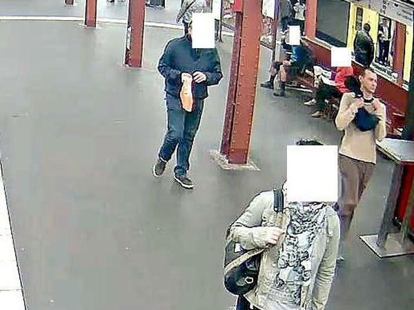 Der mutmaßliche Bankräuber (rechts) nach dem Überfall im U-Bahnhof Alexanderplatz - jetzt ohne Mütze.