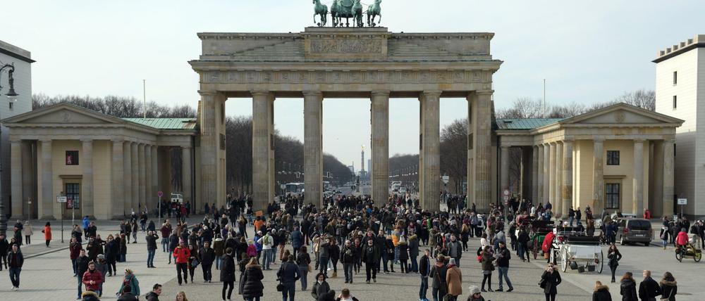 Der Pariser Platz in Berlin ist ein beliebtes Ausflugsziel für Touristen. Am Morgen war er zeitweise gesperrt.