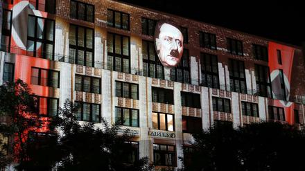 Gruselig. Hitler leuchtete von der Mall of Berlin.