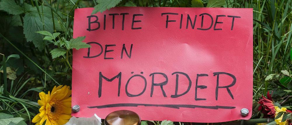 Ein Blatt Papier in der Nähe vom S-Bahnhof Wuhletal in Kaulsdorf. Hier war am 16. Mai die Leiche von Hanna K. gefunden worden. Heute begann der Prozess gegen den Mann, der für ihren Tod verantwortlich sein soll.