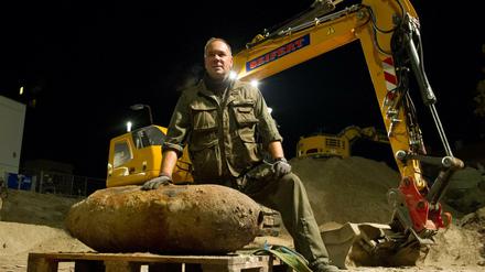 Sprengmeister Matthias Rabe posiert hinter einer zuvor entschärften 250 Kilogramm schweren amerikanischen Fliegerbombe aus dem Zweiten Weltkrieg. 