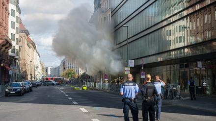 Rauch strömt aus dem Kaufhaus Lafayette in der Französischen Straße. 