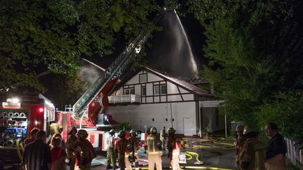 Einsatzkräfte der Feuerwehr löschen ein Feuer im Restaurant Neu-Helgoland.