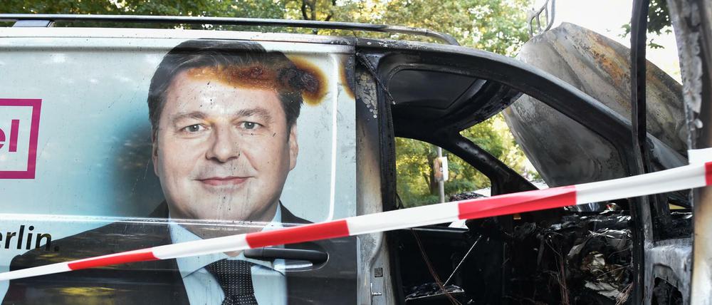 Der Bus mit dem Porträt des Stadtentwicklungssenators Andreas Geisel brannte in Lichtenberg.