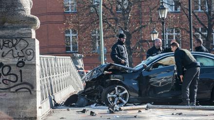 Totalschaden: Die Gotzkowskybrücke war stabiler als der BMW. 